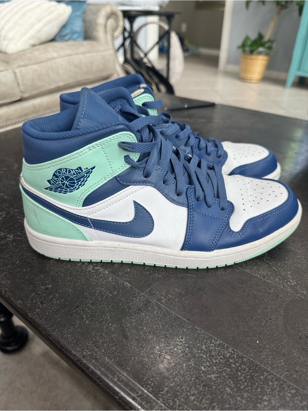 Men’s size 9.5 Nike Air Jordan 1 High-Top Sneakers in Navy and Mint 9 1/2